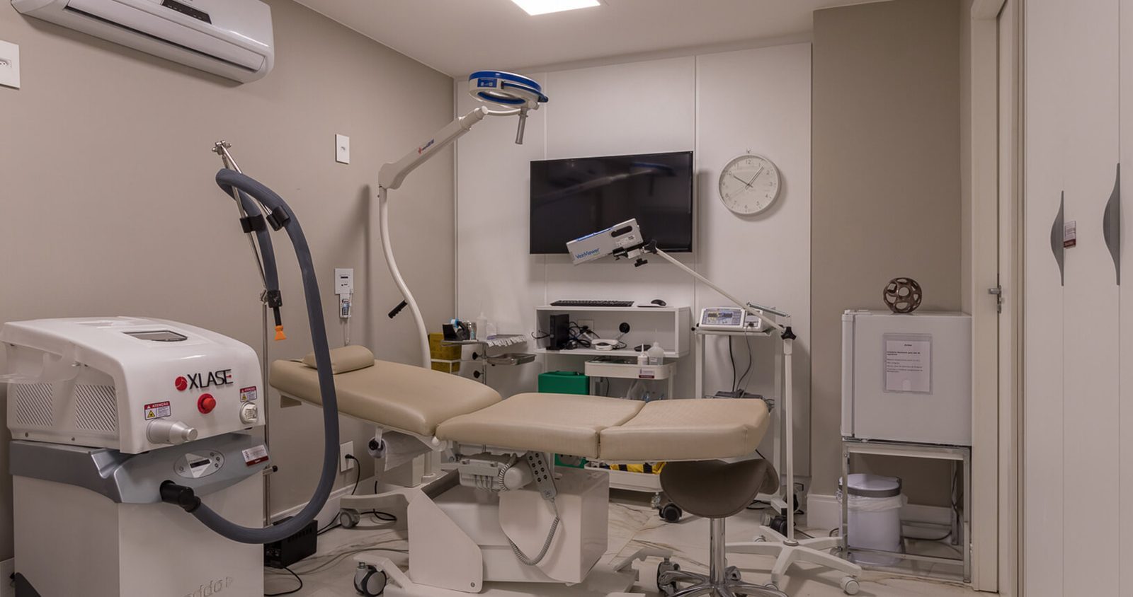 Sala de laser com equipamento XLASE e maca reclinável