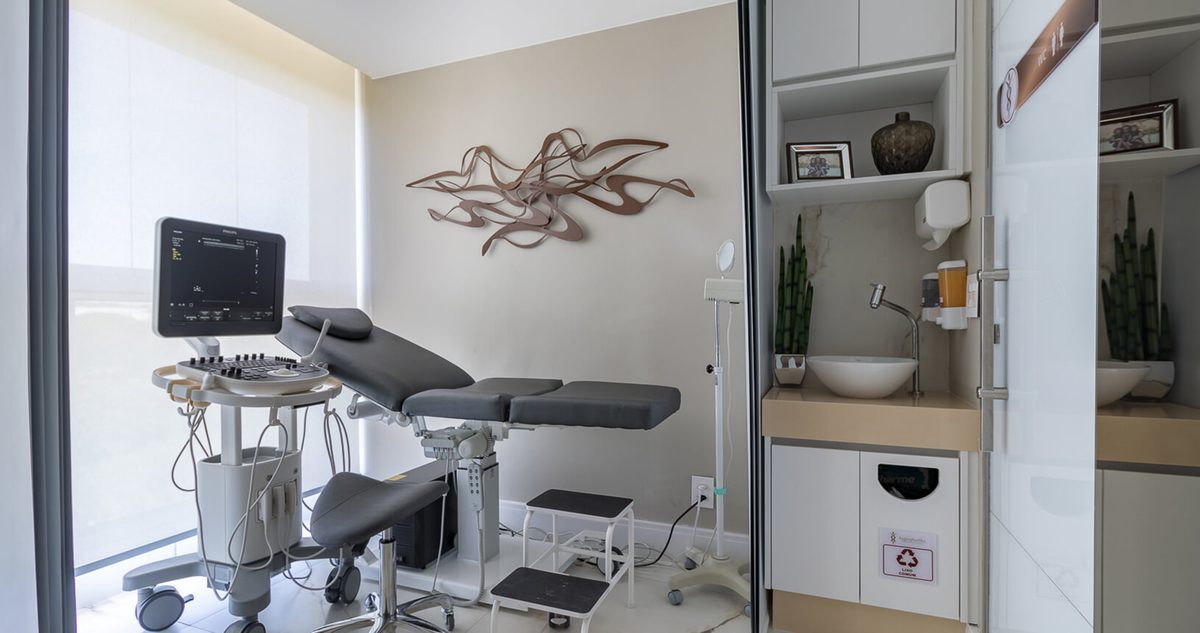 Sala de ultrassom com aparelho e maca reclinável